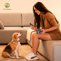 Perro tranquilo y feliz en casa con su dueña gracias al suplemento para la ansiedad.